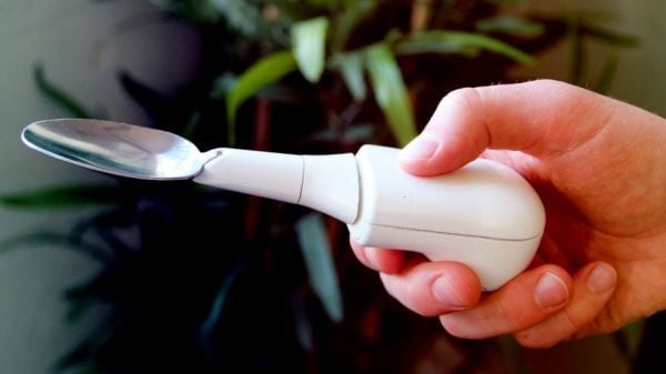 This Spoon Cancels out the Tremors of Parkinson